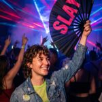 Wentylator festiwalowy „SLAY” w kolorze czarnym/różowym – akcesorium CSD & Rave – Widok 2