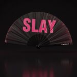 Wentylator festiwalowy „SLAY” w kolorze czarnym/różowym – akcesorium CSD & Rave – Widok 1