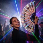 Festival Fan „MAKE ME SWEAT” holograficzne różowe złoto – Rave – Widok 2