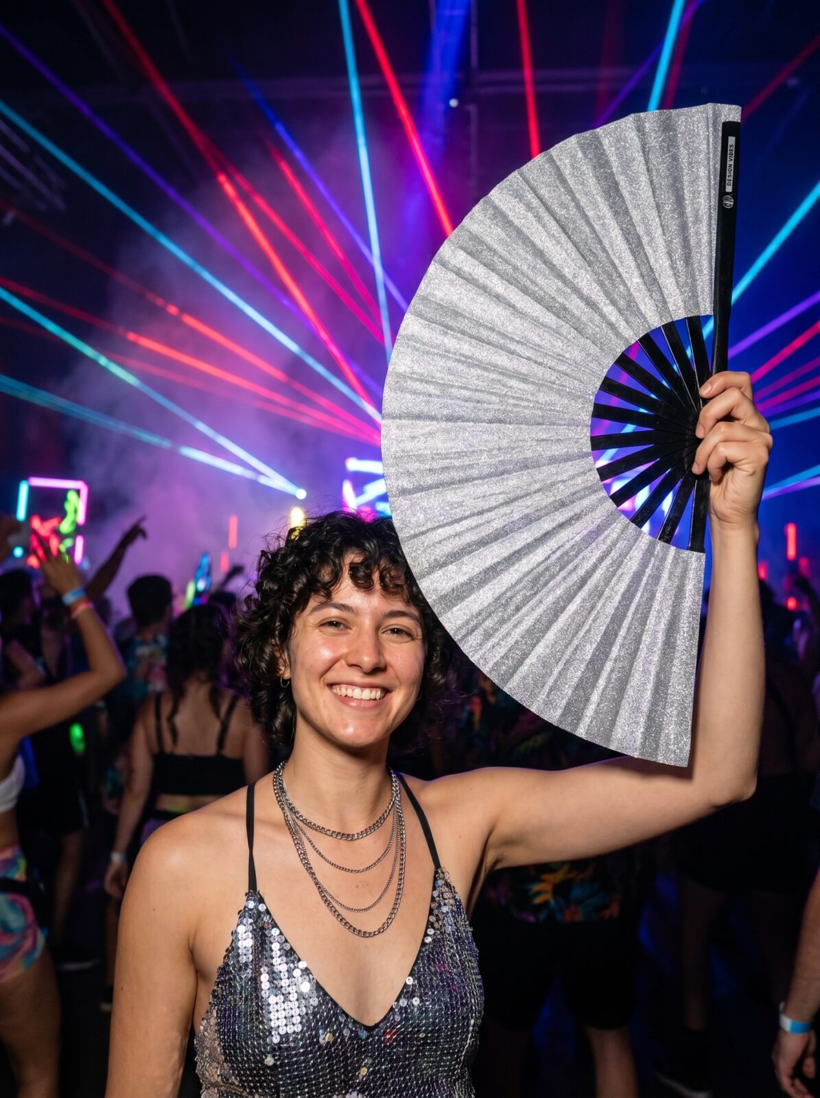Wachlarz festiwalowy srebrny brokat – błyszczące akcesorium na rave i Pride – Widok 2