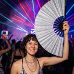 Wachlarz festiwalowy srebrny brokat – błyszczące akcesorium na rave i Pride – Widok 2
