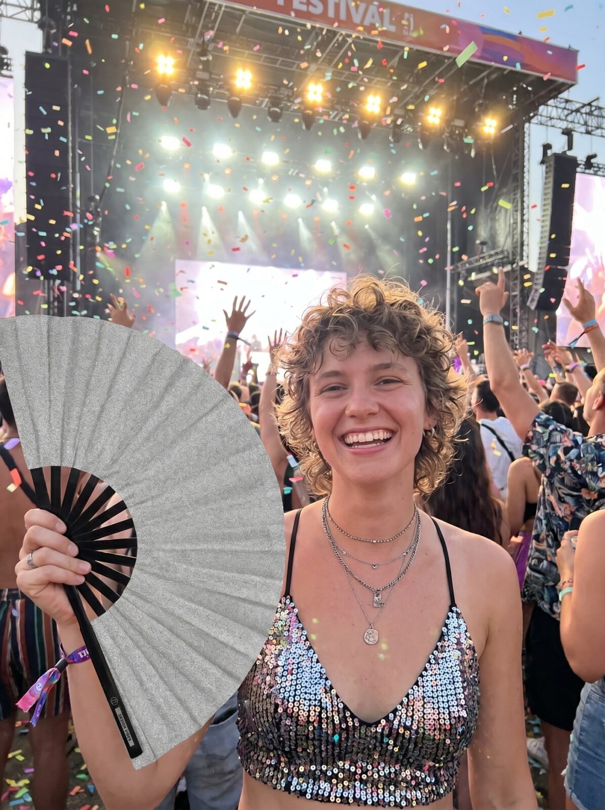 Wachlarz festiwalowy srebrny brokat – błyszczące akcesorium na rave i Pride – Widok 4