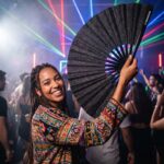 Wachlarz festiwalowy czarny brokat – eleganckie akcesorium na rave i Pride – Widok 2
