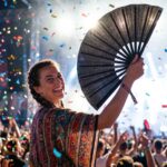 Wachlarz festiwalowy czarny brokat – eleganckie akcesorium na rave i Pride – Widok 4