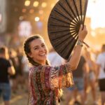 Wachlarz festiwalowy czarny brokat – eleganckie akcesorium na rave i Pride – Widok 3