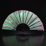 Festival Fan holograficzny zielony – opalizujące akcesorium Rave – Widok 1