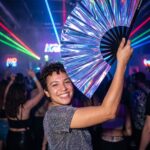 Festival Fan holograficzny niebiesko-fioletowy metaliczny – akcesorium Rave – Widok 2