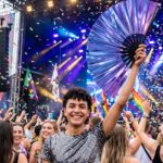 Festival Fan holograficzny niebiesko-fioletowy metaliczny – akcesorium Rave – Widok 4