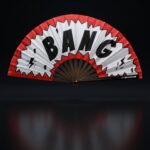 Festival Fan „BANG” komiks w kolorze czerwonym i białym – akcesorium Rave & Party – Widok 1