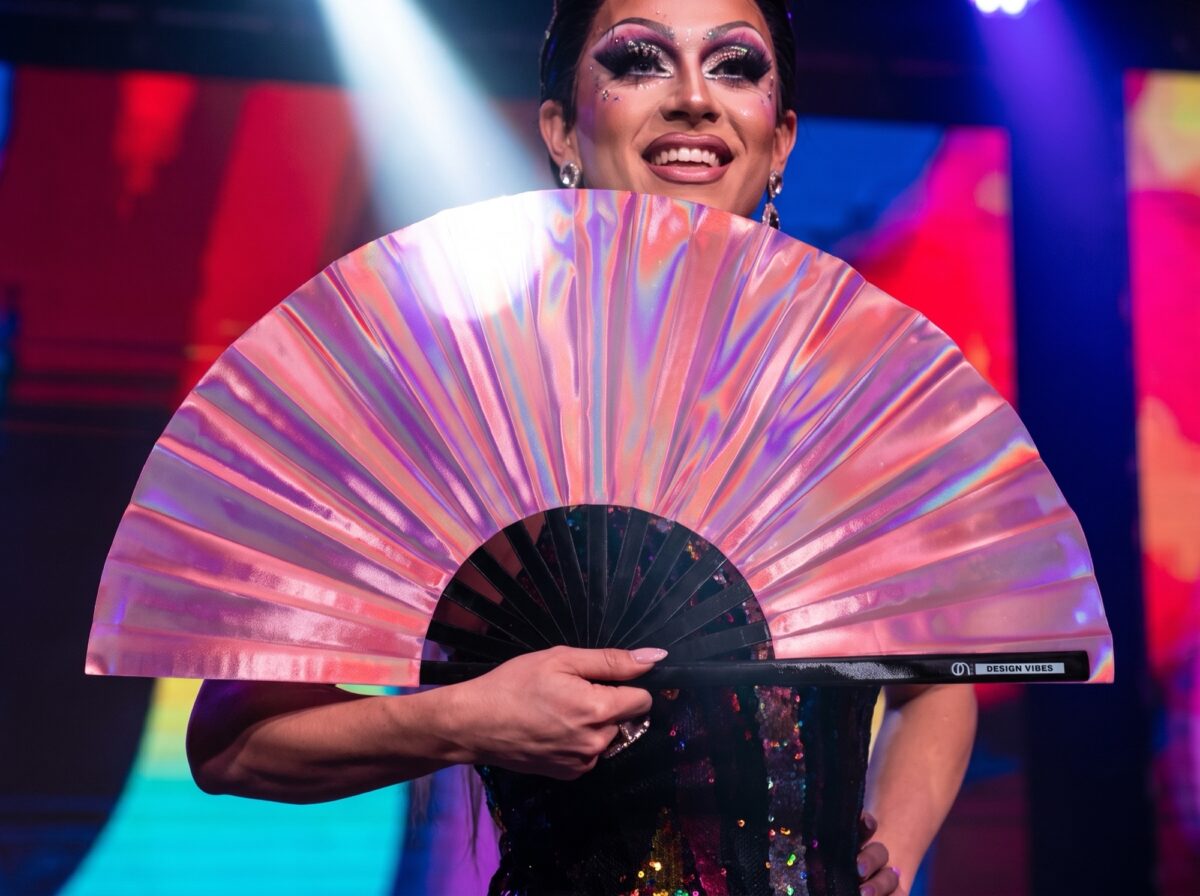 Festival Fan, holograficzny różowy, opalizujące akcesorium w stylu Pride, Widok 5