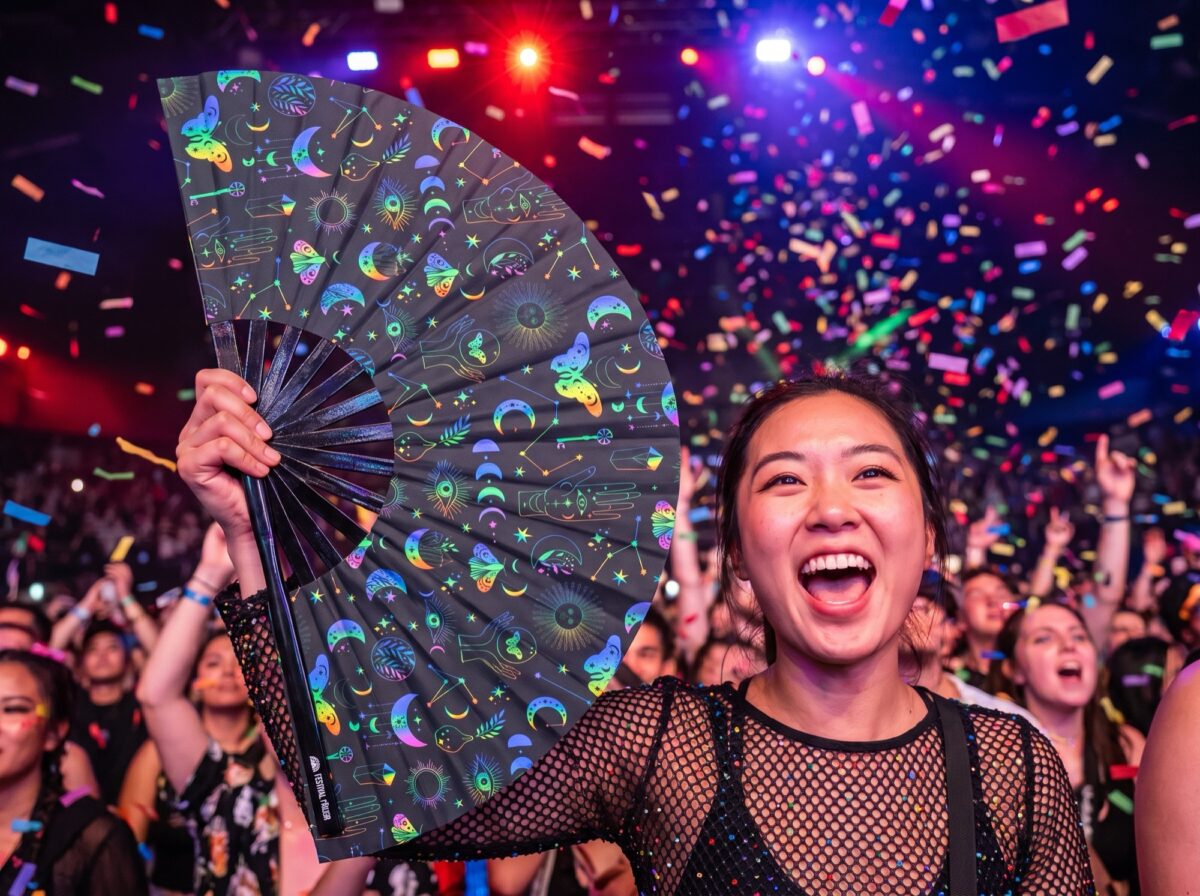 Festival Fan „Księżyc i motyle, tęcza na czarnym tle”, idealne na festiwale i styl boho, Widok 4