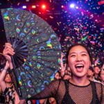 Festival Fan „Księżyc i motyle, tęcza na czarnym tle”, idealne na festiwale i styl boho, Widok 4
