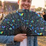 Festival Fan „Księżyc i motyle, tęcza na czarnym tle”, idealne na festiwale i styl boho, Widok 3