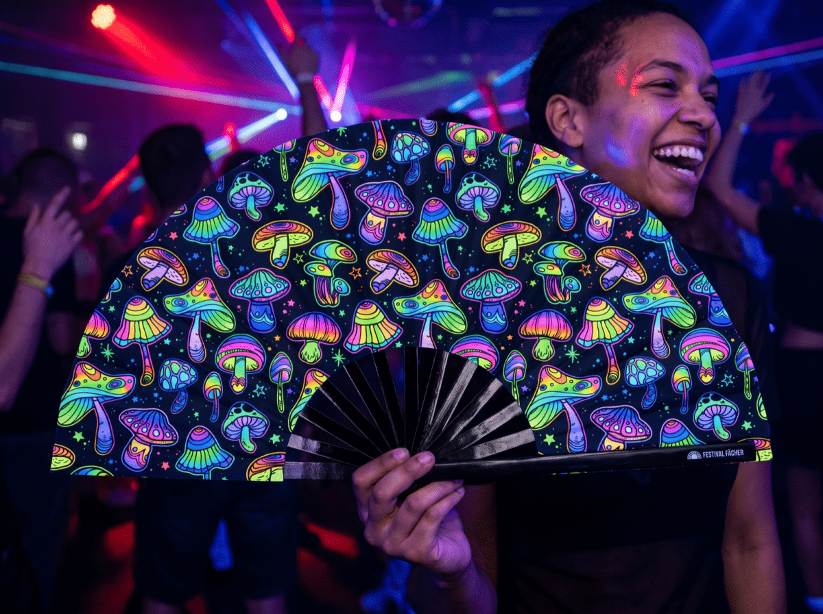 Festival Fan z neonowymi grzybkami, kolorowe na czarnym tle, do psytrance’u i goa, Widok 2