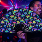 Festival Fan z neonowymi grzybkami, kolorowe na czarnym tle, do psytrance’u i goa, Widok 2
