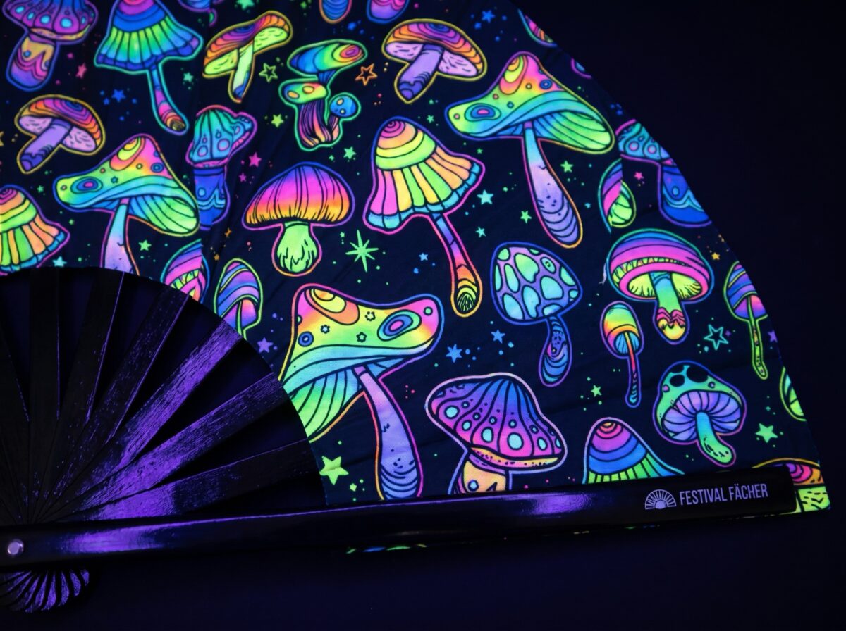 Festival Fan z neonowymi grzybkami, kolorowe na czarnym tle, do psytrance’u i goa, Widok 5