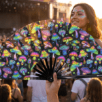 Festival Fan z neonowymi grzybkami, kolorowe na czarnym tle, do psytrance’u i goa, Widok 3