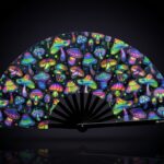 Festival Fan z neonowymi grzybkami, kolorowe na czarnym tle, do psytrance’u i goa, Widok 1