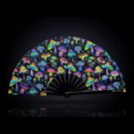 Festival Fan z neonowymi grzybkami – kolorowe na czarnym tle – do psytrance’u i goa, Widok 1