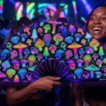 Festival Fan z neonowymi grzybkami, czarne, wykonane techniką aerografu, na Goa i psytrance, Widok 2