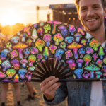 Festival Fan z neonowymi grzybkami, czarne, wykonane techniką aerografu, na Goa i psytrance, Widok 3