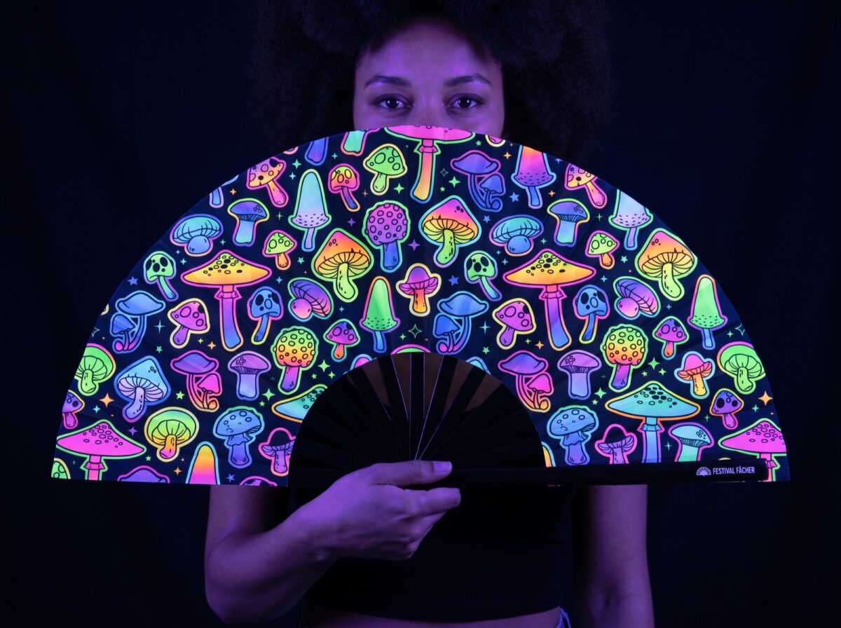 Festival Fan z neonowymi grzybkami, czarne, wykonane techniką aerografu, na Goa i psytrance Rave (UV)