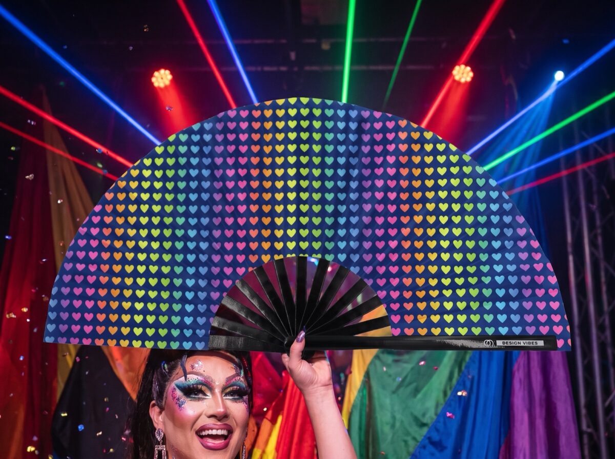 Festival Fan w kolorze ciemnoniebieskim z tęczowymi sercami, CSD i Pride, Widok 5